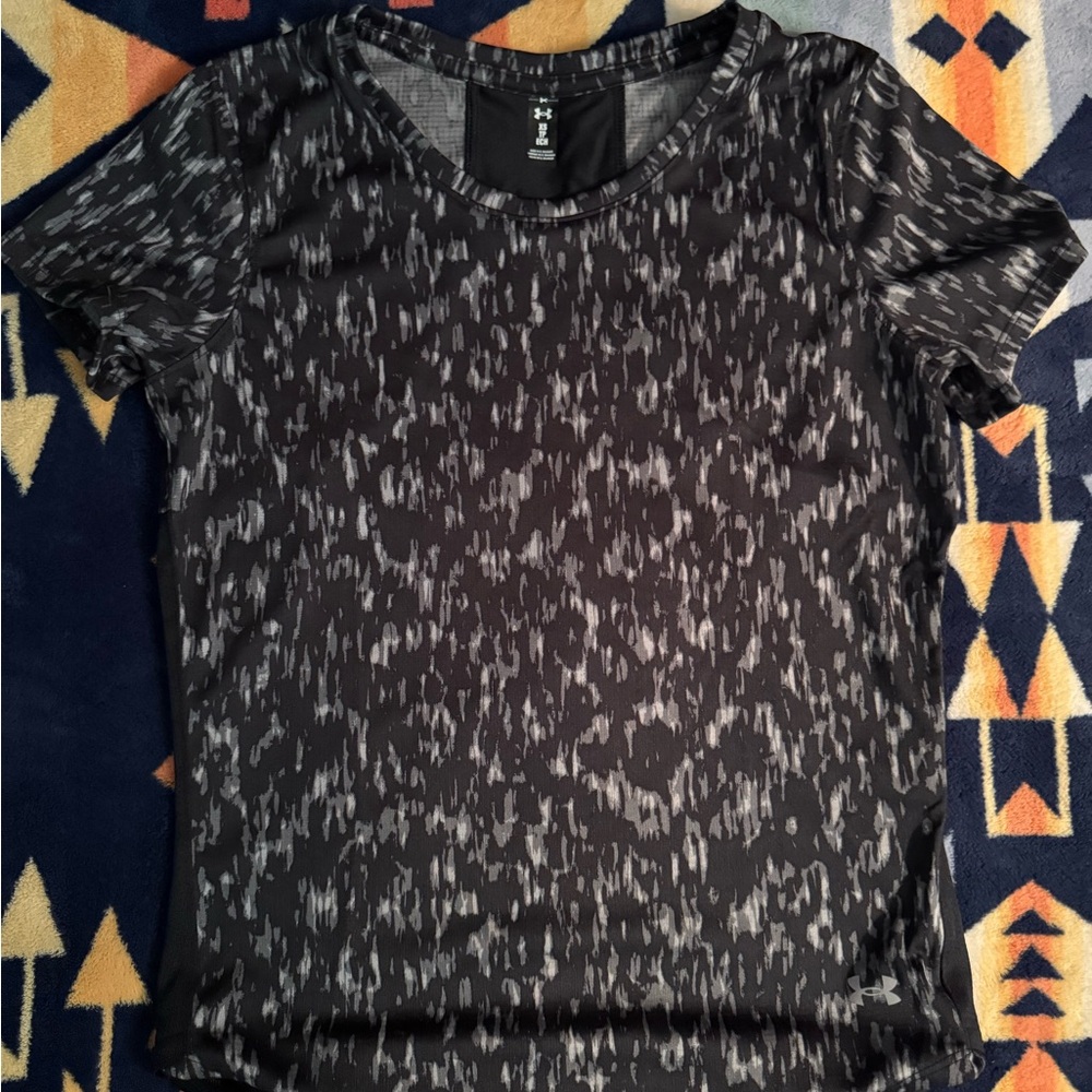 Under Armour Women's Black and Gray Patterned Short Sleeve Tee
